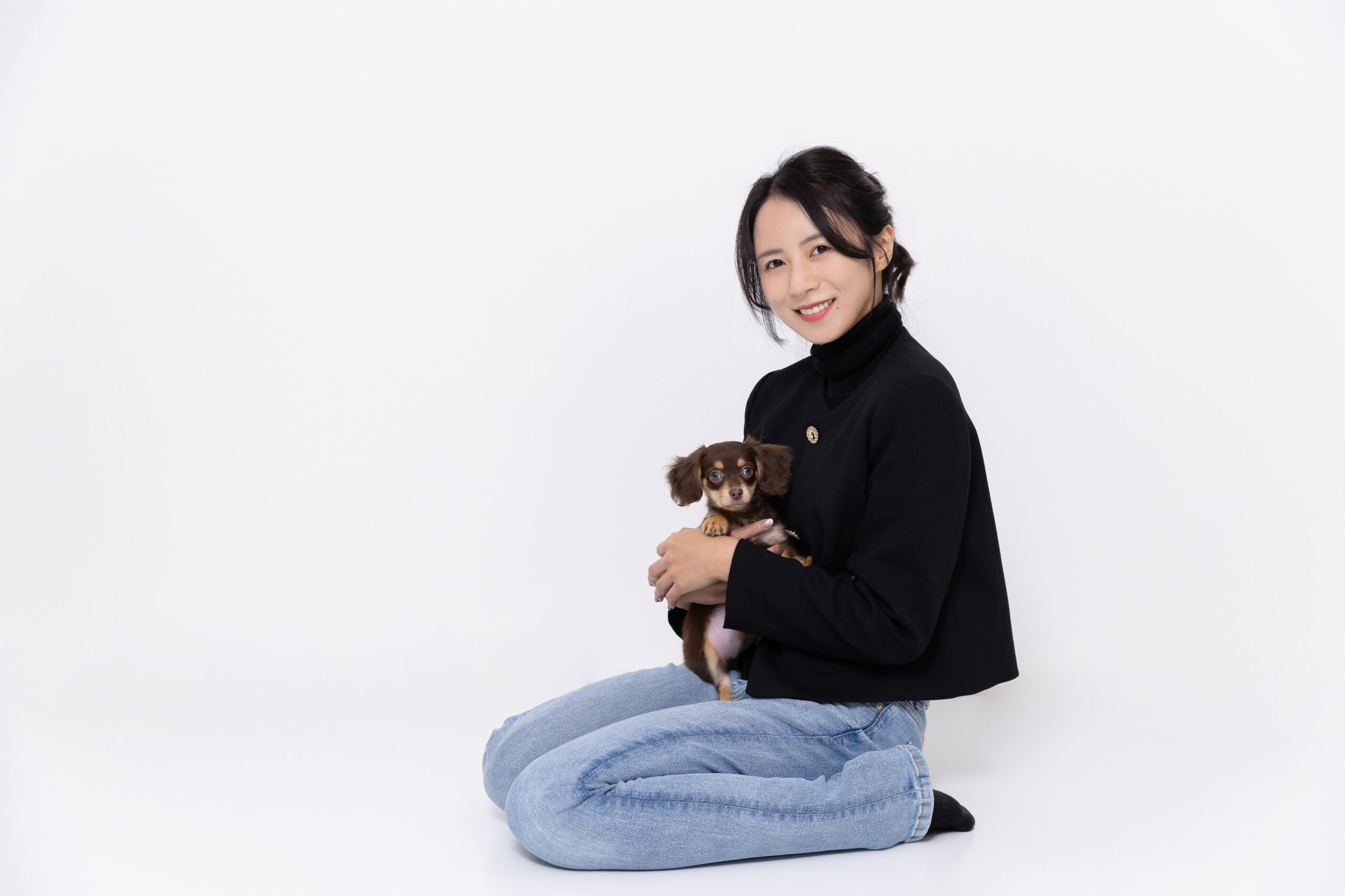 東京の犬専門写真館Dogramにて写真撮影するチワックスむぎちゃん(子犬)とご家族