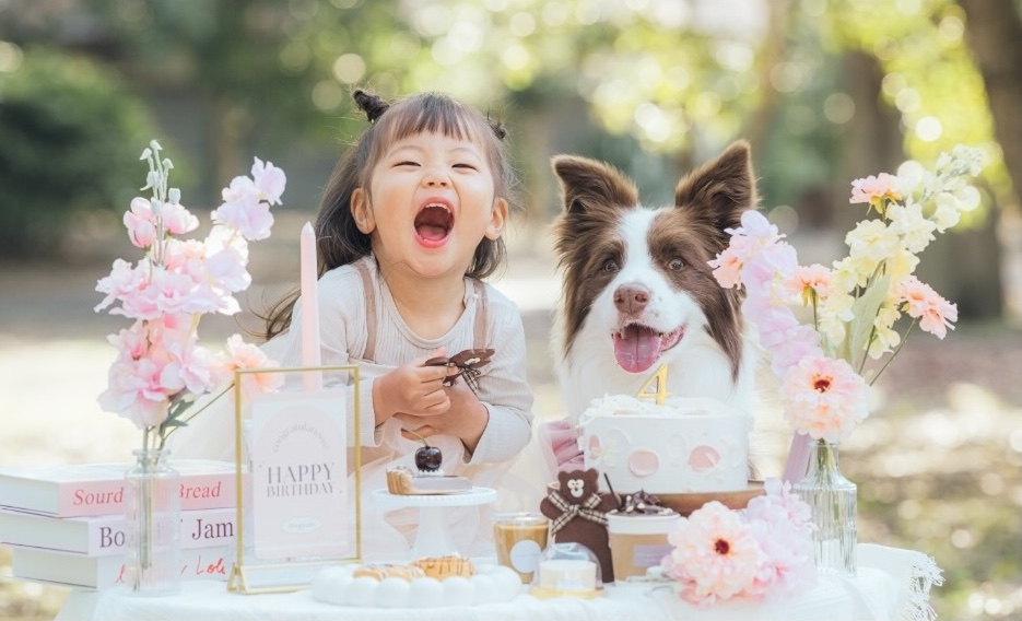 子どもと犬の家族写真